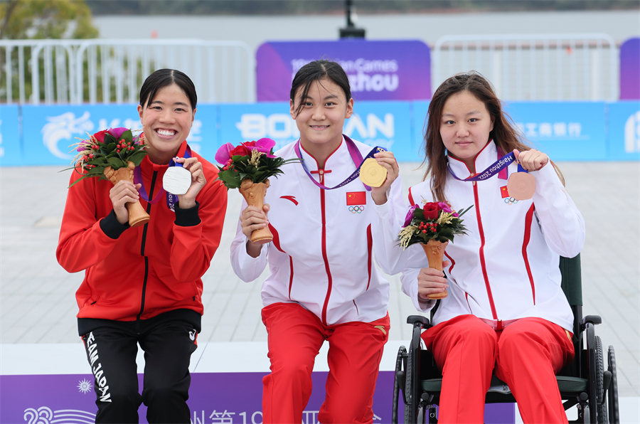 女子游泳比赛中国选手夺金 女子游泳比赛中国选手夺金