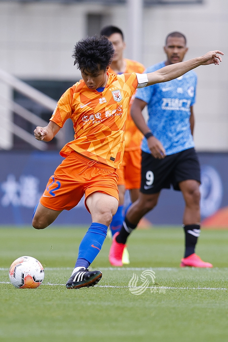 关于郑龙连续两场破门，助力山东鲁能的信息